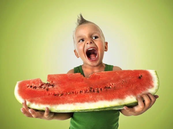 Punk Junge isst eine große Scheibe Wassermelone — Stockfoto