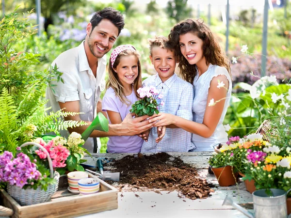 Família feliz se divertir no trabalho de jardinagem — Fotografia de Stock
