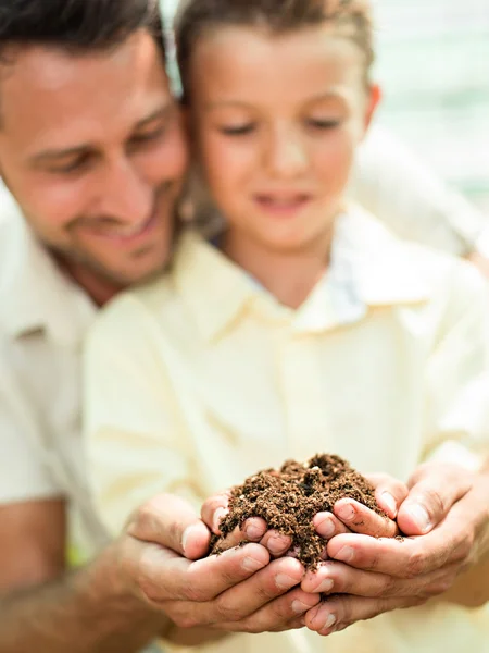 Père éduquer son fils à prendre soin d'une plante — Photo