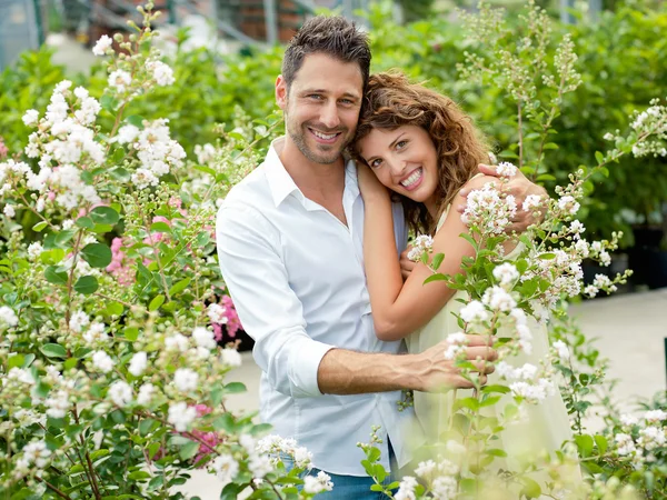 Romantic couple posing for a photo in a greenhouse — Stock Photo, Image