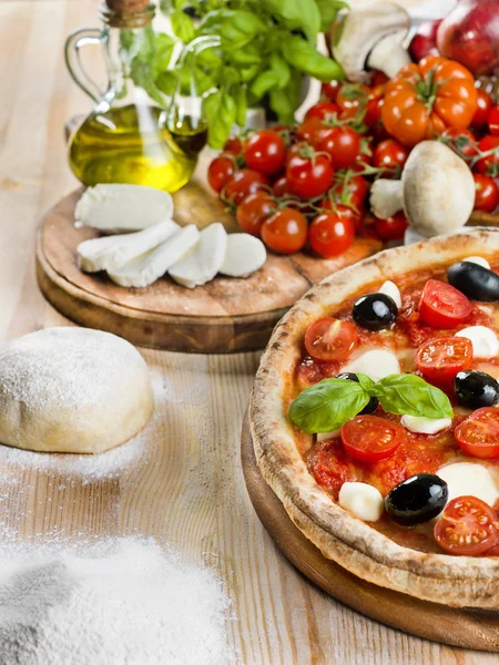 Composición de pizza italiana con tomate, mozzarella, albahaca y aceitunas —  Fotos de Stock