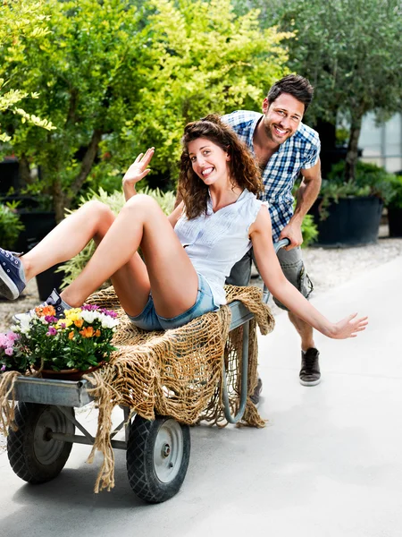 Ungt par att ha roligt i ett växthus — Stockfoto