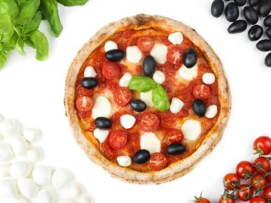 İtalyan pizza domates, mozzarella peyniri, fesleğen ve zeytin ile