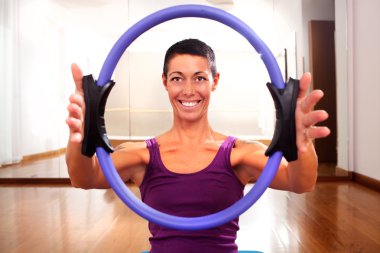 Fitness öğretmen exercisese daire aracı ile yapma