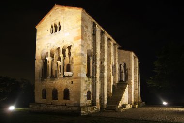 Santa Maria del Naranco geceleri