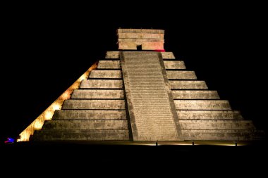 Tüylü yılan, Chichen Itza turuncu ışıklı tarafından aydınlatılmış Piramidi