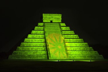 Tüylü yılan, Chichen Itza yeşil ışıkla aydınlatılmış Piramidi
