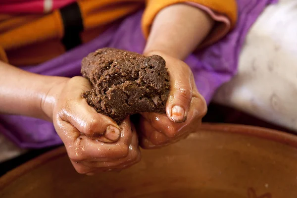 Mani di donna al lavoro Argan Morocco — Foto Stock