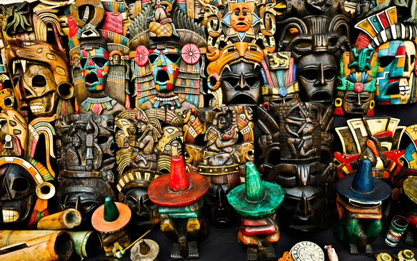 Masques colorés sur le marché mexicain Chichen Itza — Photo