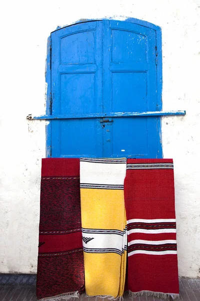 Moroccan carpets in the streets of Essaouira — Stock Photo, Image