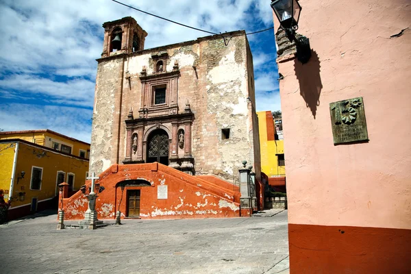 Torget och kyrkan San Roque Guanajuato — Stockfoto