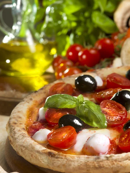 Italiaanse pizza met tomaat, mozzarella, basilicum en olijven — Stockfoto