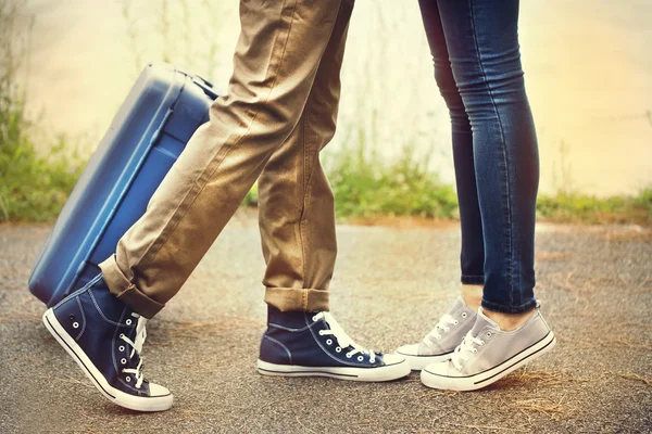 Beine zweier Liebhaber treffen sich mit Koffer — Stockfoto