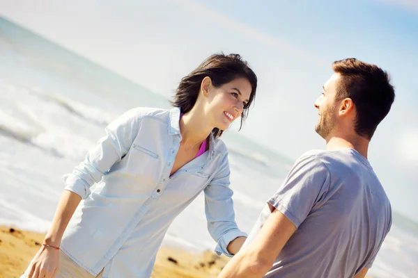 Pareja enamorada hablando frente al mar —  Fotos de Stock