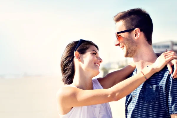 Pareja enamorada abrazándose cariñosamente frente al mar —  Fotos de Stock