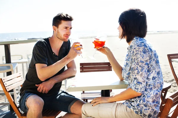 Casal feliz bebendo um spritz pelo mar — Fotografia de Stock