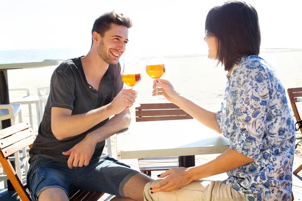 Casal feliz bebendo um spritz pelo mar — Fotografia de Stock