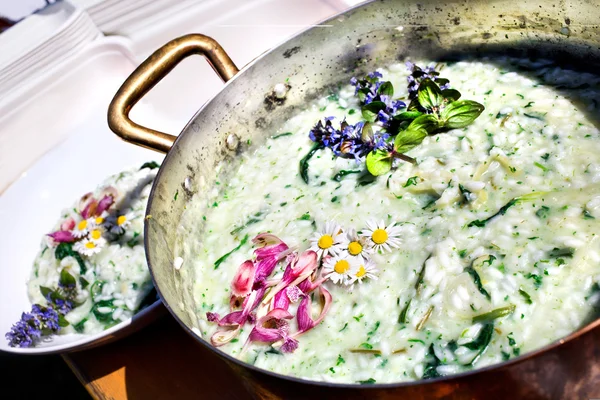 Läcker vegetarisk risotto dekorerad med blommor — Stockfoto