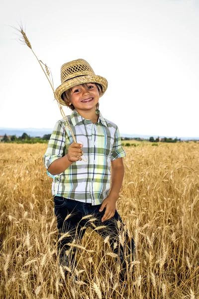 Pequeño granjero sonriente posando para una foto —  Fotos de Stock