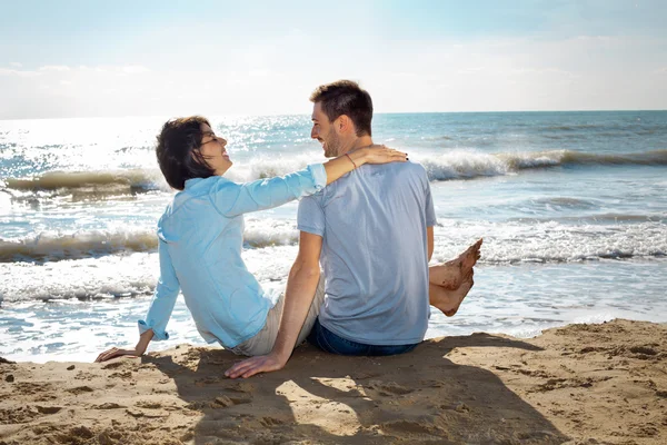 Pareja enamorada hablando relajado frente a la playa — Foto de Stock