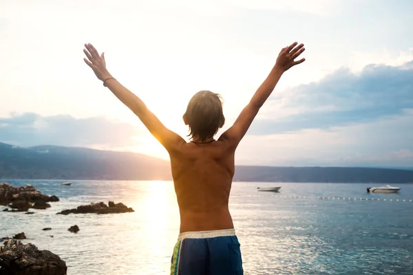 Kleiner Junge atmet bei Sonnenuntergang tief durch — Stockfoto