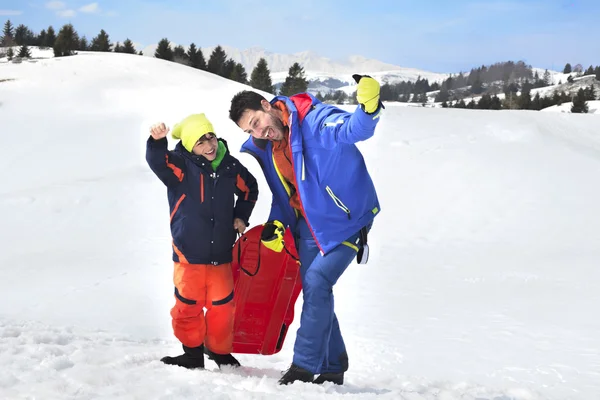 Far och son har roligt i berg — Stockfoto
