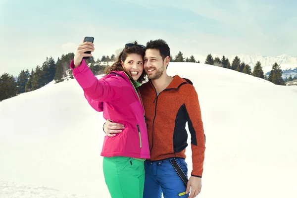 Paar macht Selfie im Schnee — Stockfoto