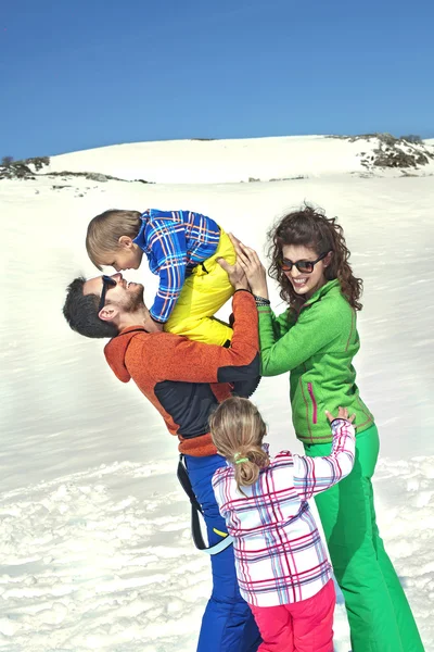 Familie spielt und genießt Urlaub im Schnee — Stockfoto