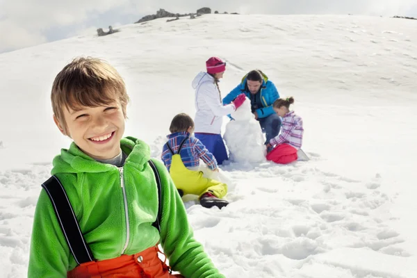 Jovem rapaz se divertindo na neve — Fotografia de Stock