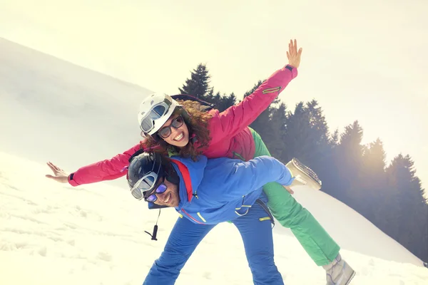 Pareja enamorada divirtiéndose en la montaña al atardecer — Foto de Stock