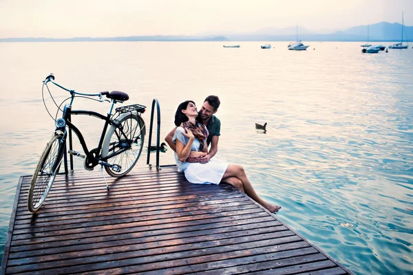 Casal se divertindo em férias no lago Fotos De Bancos De Imagens