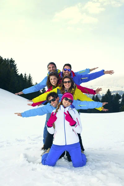 Amici che si divertono in montagna — Foto Stock