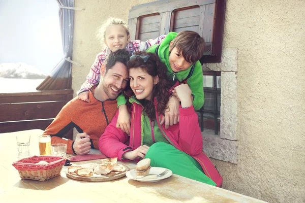 Famille déjeunant dans un chalet en montagne — Photo