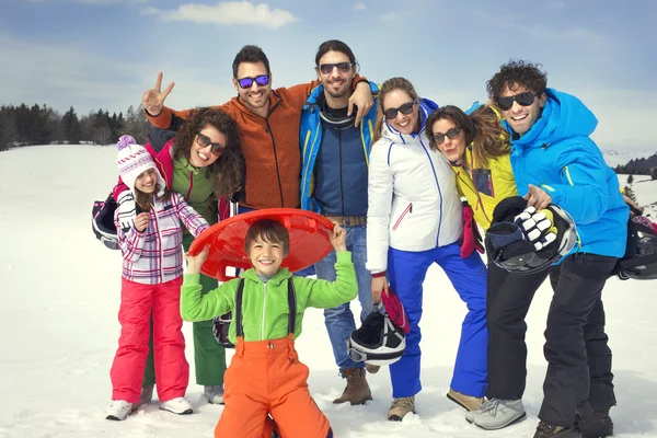 Grote groep van vrienden plezier in Bergen — Stockfoto