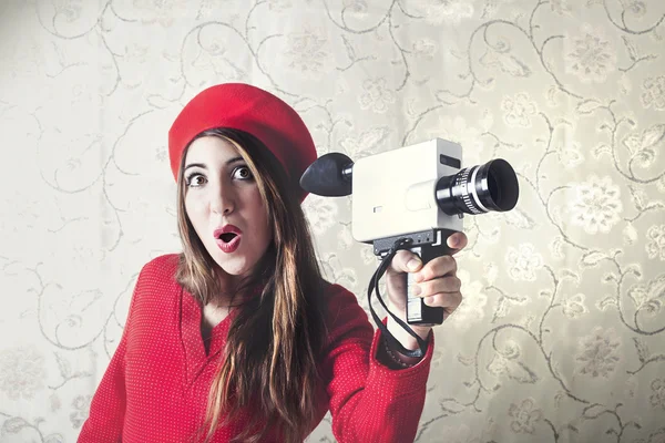 Mulher se diverte filmando com a câmera — Fotografia de Stock