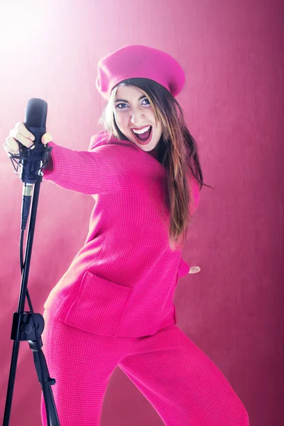 Junge Sängerin in rosa bei einem Auftritt — Stockfoto