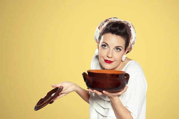 Retro mulher doméstica preparando sopa — Fotografia de Stock