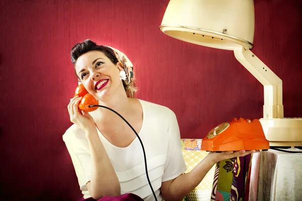 Vintage hemmafru chattar på telefonen i frisersalong — Stockfoto