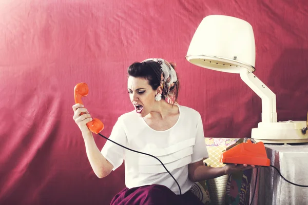 Vintage angry housewife chats on the phone in Hair salon — Stock Photo, Image