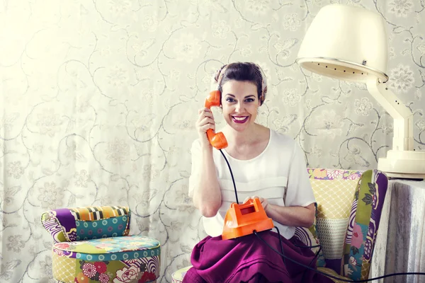 Vintage housewife chats on the phone in Hair salon — Stock Photo, Image