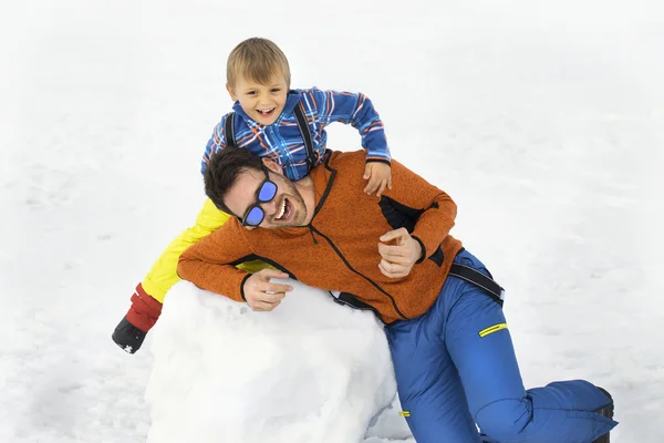 Padre e figlio si divertono nella neve — Foto Stock