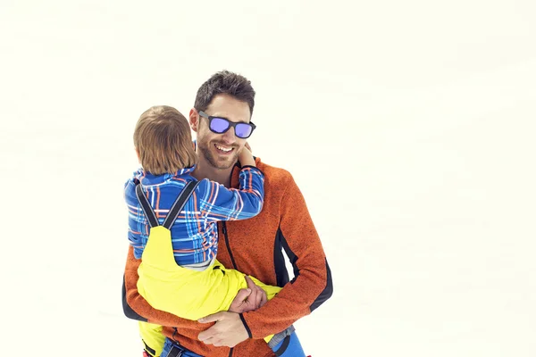 Padre llevando a su hijo en la nieve —  Fotos de Stock