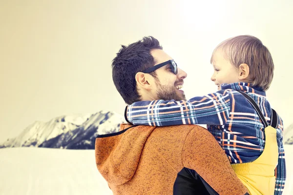 Padre llevando a su hijo a paisajes invernales errantes —  Fotos de Stock