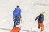 Vater und Sohn amüsieren sich im Schnee