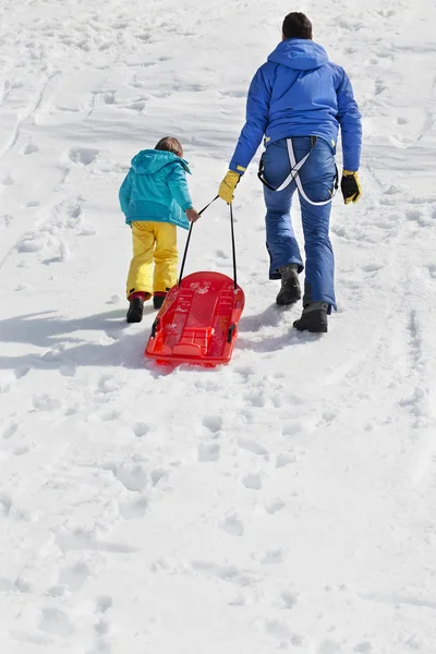 Vader en zoon plezier in de sneeuw — Stockfoto