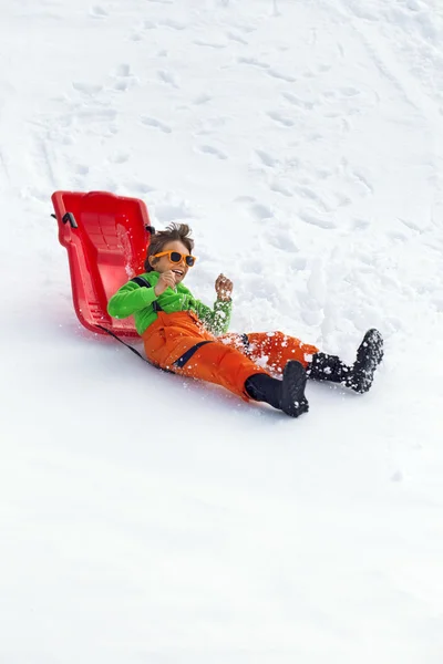 小男孩非常快在山上滑雪橇 — 图库照片