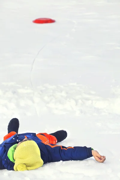 Küçük çocuk çok hızlı ve düşme karda kızakla — Stok fotoğraf