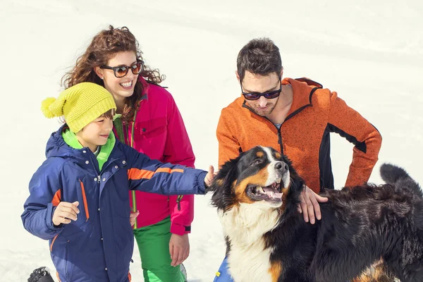 Rodziny i ich pies zabawy w góry — Zdjęcie stockowe