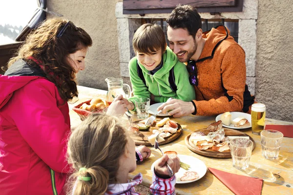 Famille déjeunant dans un chalet en montagne — Photo