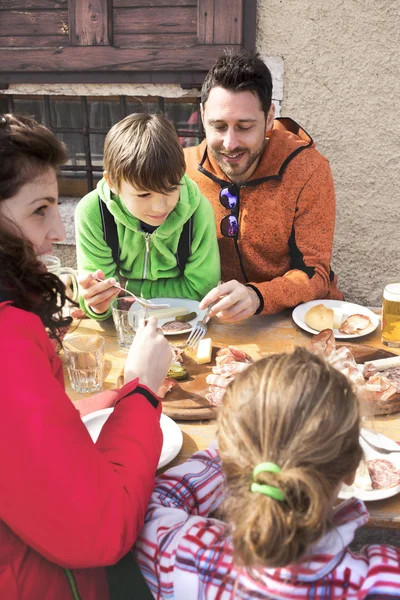Familia almorzando en un chalet en la montaña — Foto de Stock